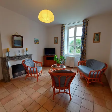 Le Presbytere * Saint-Pierre-Sur-Erve